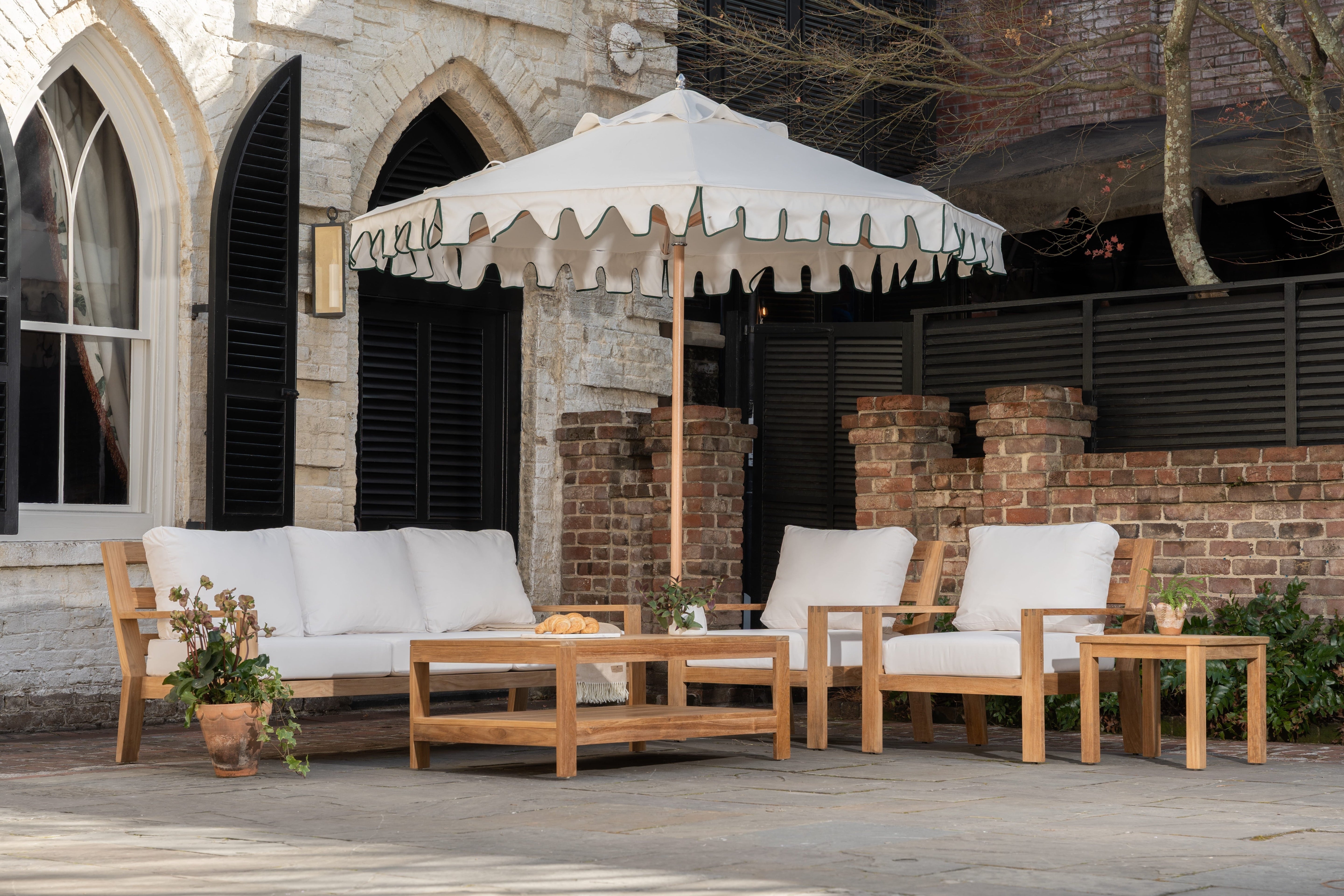 Outdoor Furniture Layout Ideas for Large Backyards vs. Compact Patios