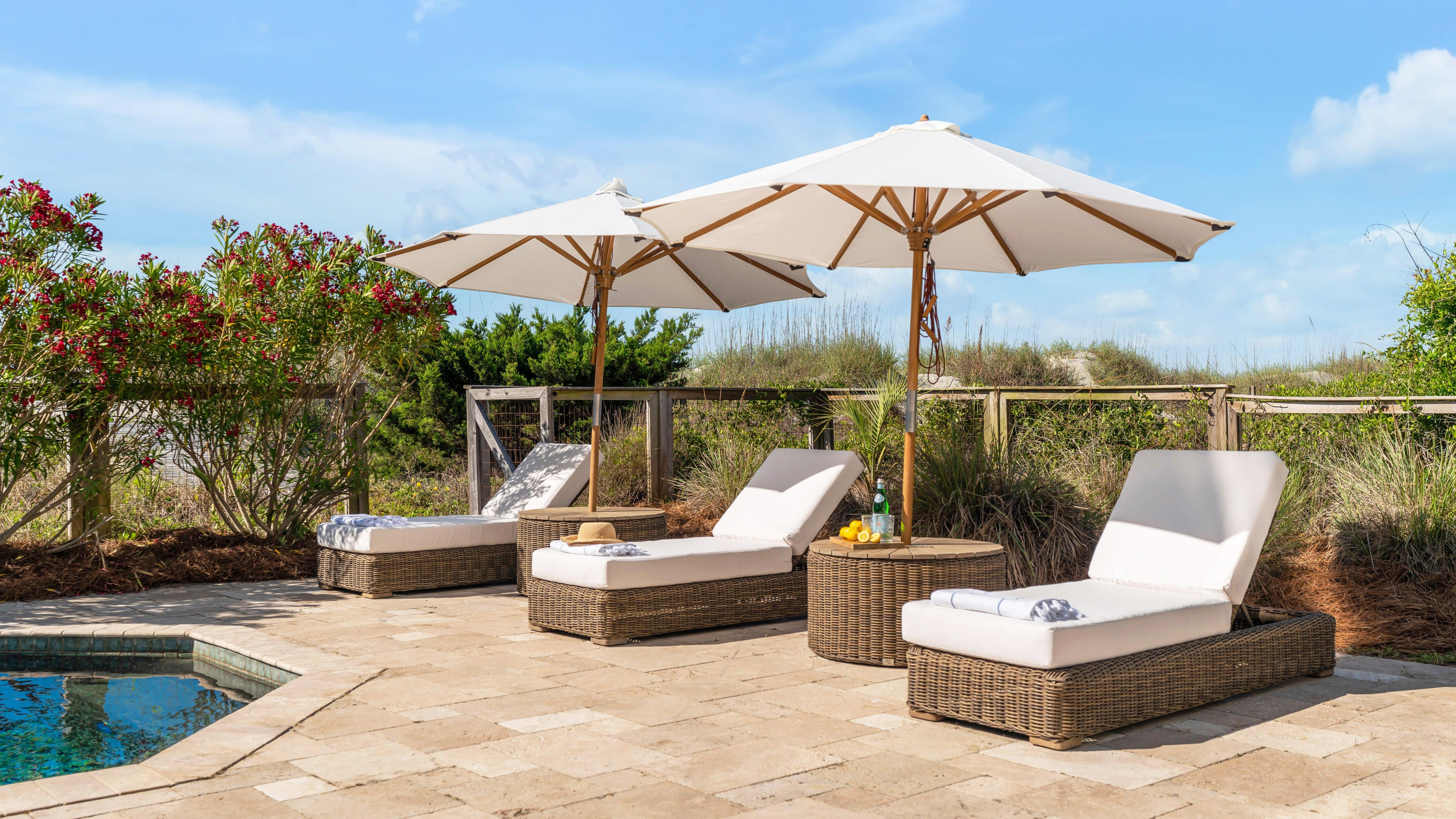 Best Quality Wicker Circle Coffee Table With Umbrella Hole And Stand Option